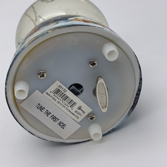 Roman Musical 2011 “THE FIRST NOEL” Footed 6” Snow Glitter Globe Windup #35132 - Picture 9 of 12